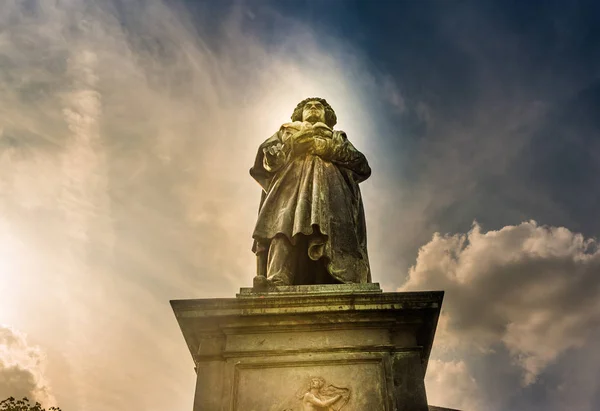 Памятник Бетховену в Бонне, Германия. Он был открыт 12 августа 1845 года. — стоковое фото
