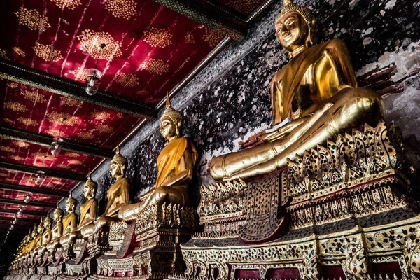 Statue de Bouddha. Wat Arun, Temple de l'Aube est un temple bouddhiste — Photo