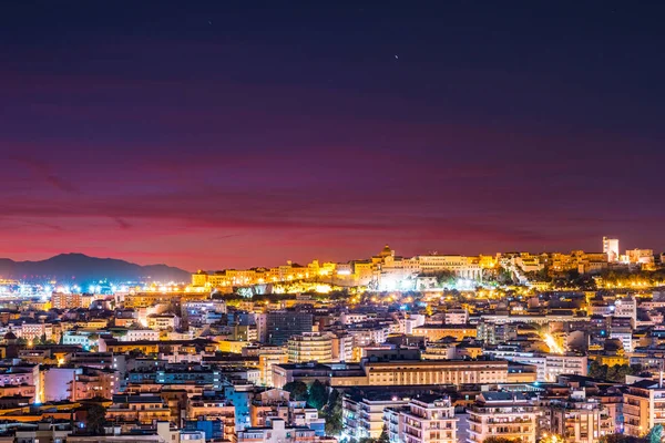 Cagliari, v noci, hlavní město regionu Sardinie, Itálie. — Stock fotografie