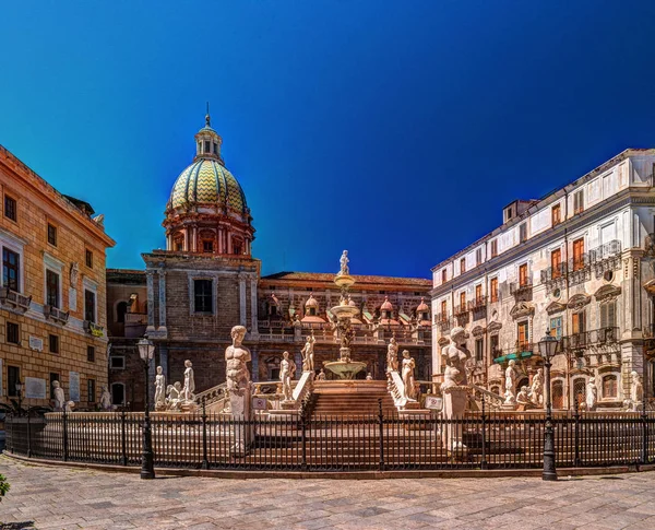 Famosa fontana della vergogna sulla barocca Piazza Pretoria, Palermo, Sicilia — Foto Stock