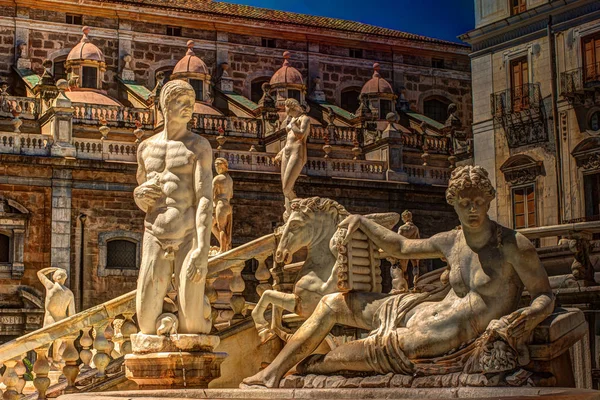 Famosa fonte de vergonha na barroca Piazza Pretoria, Palermo, Sicília — Fotografia de Stock