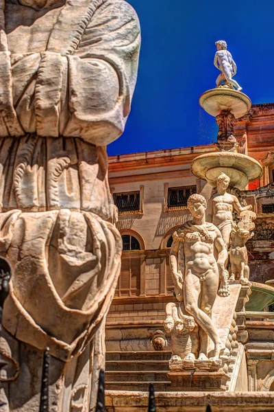 Famous fountain of shame on baroque Piazza Pretoria, Palermo, Sicily — Stock Photo, Image