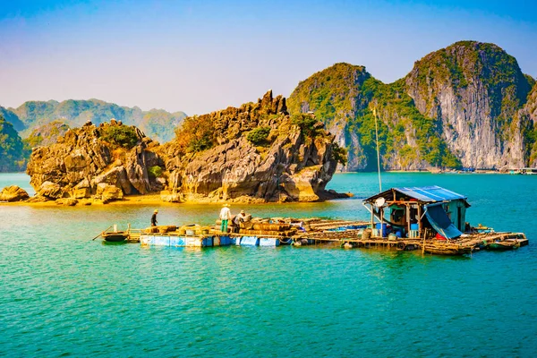 Village flottant dans la baie d'Halong, Vietnam — Photo