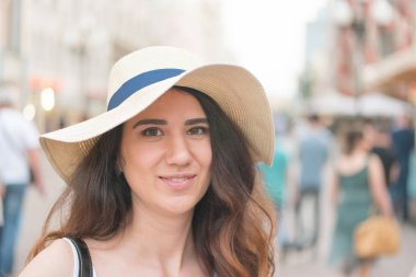 Sokakta yaz gününde şapkalı kız.