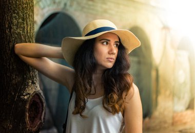 Sokakta yaz gününde şapkalı kız.