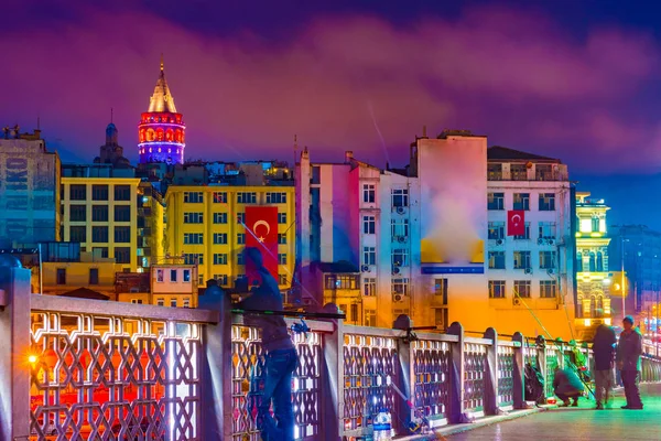 Galatská věž a barevné budovy Karakoy. Istanbul, Turecko. — Stock fotografie