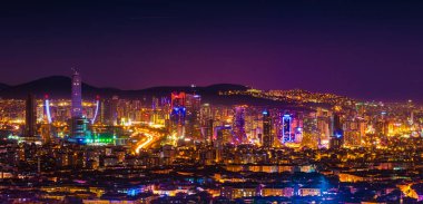 Şehir merkezini Istanbul gece manzara. Gökdelenler, oteller ve modern ofis binaları. Istanbul, Türkiye.