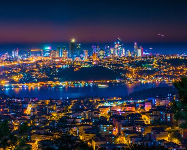 Şehir merkezini Istanbul gece manzara. Gökdelenler, oteller ve modern ofis binaları. Istanbul, Türkiye.