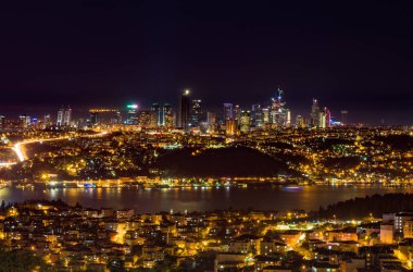 Şehir merkezini Istanbul gece manzara. Gökdelenler, oteller ve modern ofis binaları. Istanbul, Türkiye.