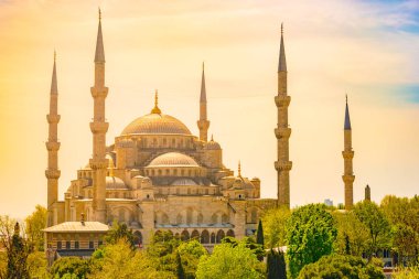Minare ve Sultanahmet Camii kubbeleri boğaz ve Marmara Denizi içinde geçmiş, Istanbul, Türkiye.