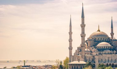 Minare ve Sultanahmet Camii kubbeleri boğaz ve Marmara Denizi içinde geçmiş, Istanbul, Türkiye.