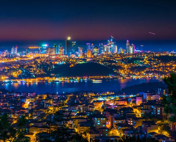 Istanbul nacht uitzicht vanaf het centrum van de stad. Wolkenkrabbers, hotels en moderne kantoorgebouwen. Istanbul, Turkije. — Stockfoto