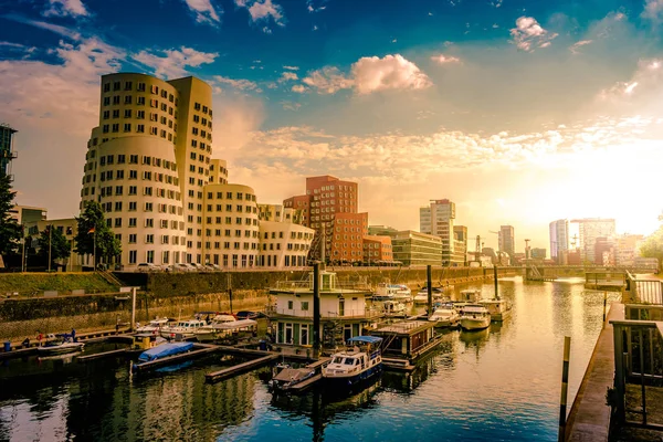 Kijken naar Media haven van Rijn in Düsseldorf in Duitsland. — Stockfoto