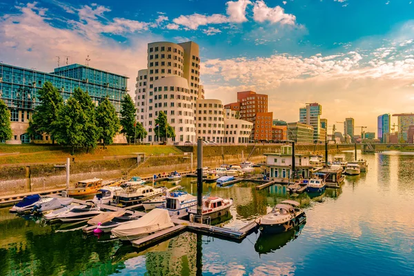 Ren-Nehri Almanya Düsseldorf'medya Harbor'da bakarak.