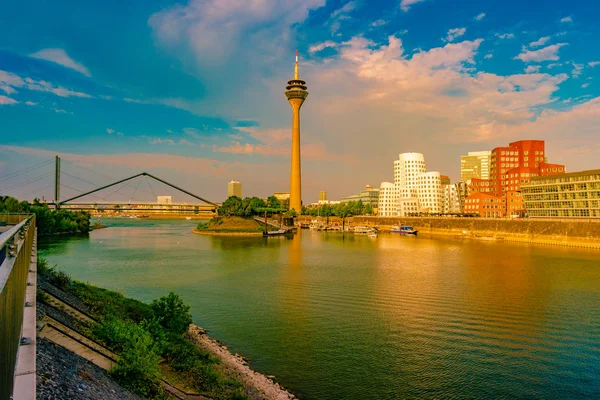 Mirando a Media Harbor en Rhine-River en Dusseldorf en Alemania . — Foto de Stock