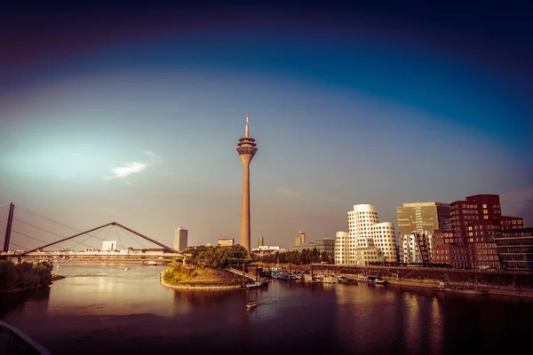 Olhando para Media Harbor at Rhine-River em Dusseldorf, na Alemanha . — Fotografia de Stock