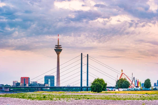 Olhando para Media Harbor at Rhine-River em Dusseldorf, na Alemanha . — Fotografia de Stock