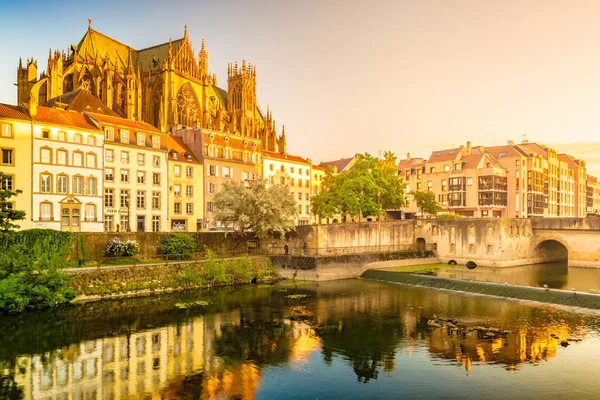 Río Mosela que fluye a través de Metz, Francia con un cielo dramático — Foto de Stock