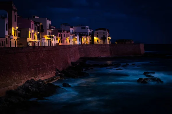 夜晚在阿尔盖罗老城, 撒丁岛, 意大利 — 图库照片