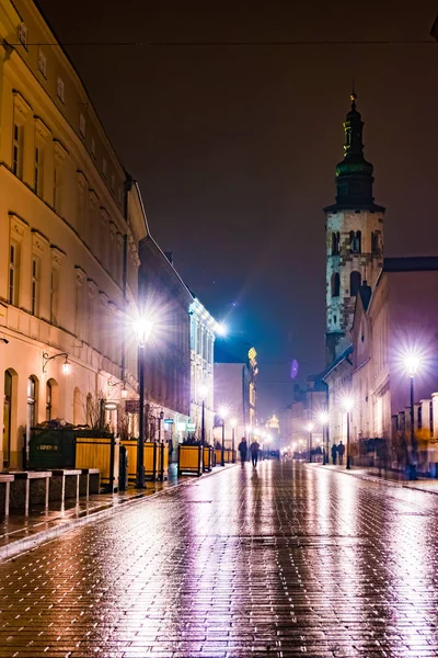 Nacht Straße in Krakau, Polen. — Stockfoto
