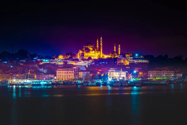 Vista notturna a Suleymaniye Cami, dal Ponte di Galata, Istanbul, Turchia . — Foto Stock