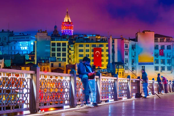 Éjszakai nézet Suleymaniye Cami, a Galata-híd, Isztambul, Törökország. — Stock Fotó