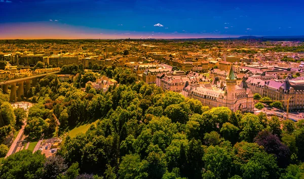 Panoramisch uitzicht vanuit de lucht op Luxemburg in een prachtige zomerdag, Luxemburg — Stockfoto