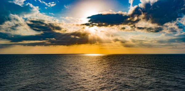 Coucher de soleil spectaculaire panoramique ciel et mer tropicale au crépuscule — Photo