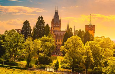 Schloss Drachenburg Şatosu, Almanya 'nın Bonn kenti yakınlarındaki Konigswinter' da yer alan bir saraydır.
