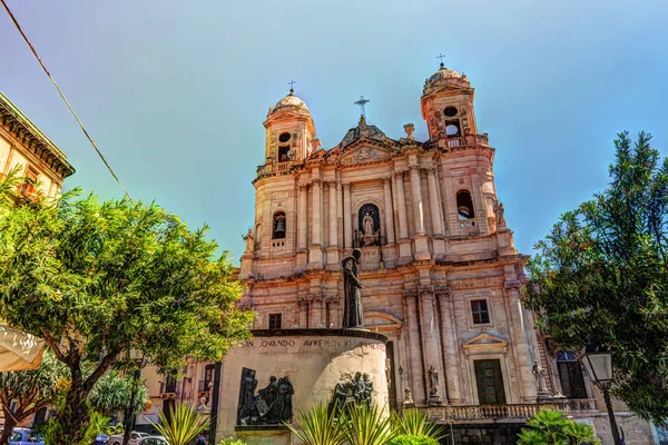 Staty av kardinal Giuseppe Dusmet framför Saint Francis Church i Catania, Sicilien — Stockfoto