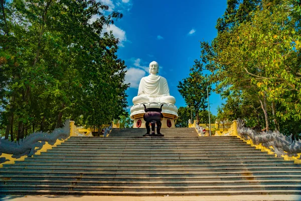 Estatua del Buda contra el cielo azul . —  Fotos de Stock