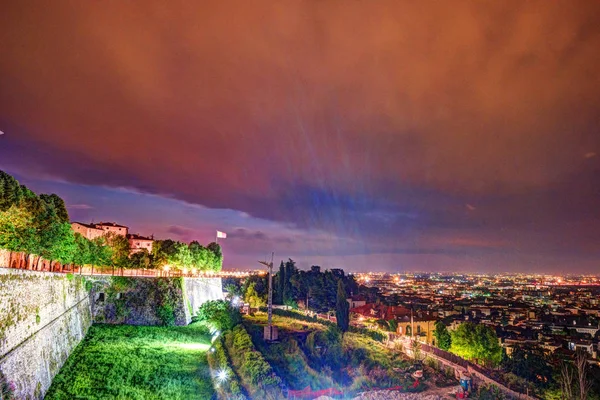 Murallas de piedra del Castillo La Rocca en el casco antiguo de Bérgamo — Foto de Stock