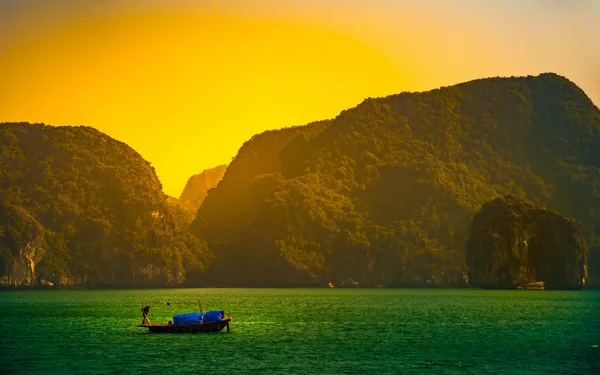 Sonnenuntergang in der Halong Bay Vietnam mit Ausflugsbooten im Vordergrund — Stockfoto