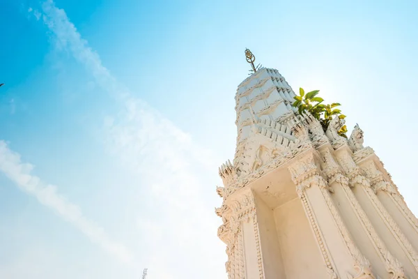 Stupas im wat intharawihan Tempel, Bangkok — Stockfoto