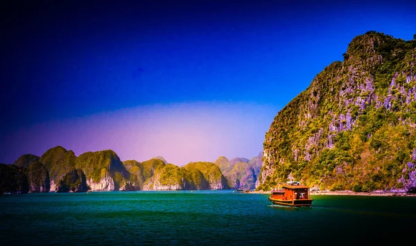 Coucher de soleil à Halong Bay Vietnam avec des bateaux d'excursion au premier plan — Photo