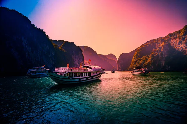 Ηλιοβασίλεμα στο Halong Bay Βιετνάμ με τουριστικά σκάφη στο προσκήνιο — Φωτογραφία Αρχείου