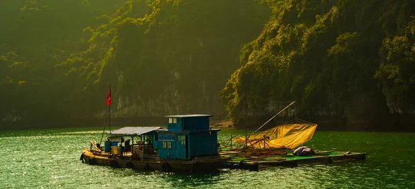 Západ slunce v Halong Bay Vietnam s turné lodí v popředí — Stock fotografie