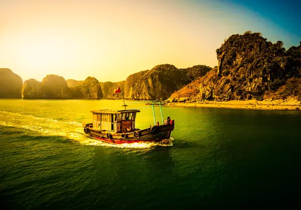 Coucher de soleil à Halong Bay Vietnam avec des bateaux d'excursion au premier plan — Photo