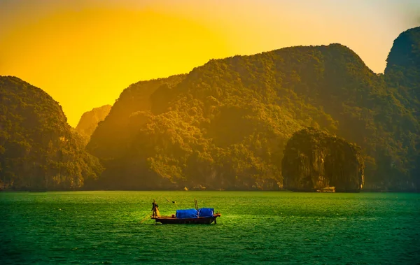 Tramonto a Halong Bay Vietnam con barche tour in primo piano — Foto Stock