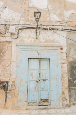 Geleneksel eski boyalı kapı bir tarihi bölge veya Medine, Tunisia.
