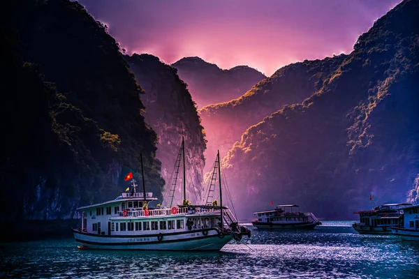 Kreuzfahrtschiff bei Sonnenuntergang in der Halong-Bucht, Vietnam — Stockfoto