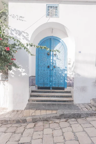 Tradizionale vecchia porta dipinta in un quartiere storico o medina, Tunisia . — Foto Stock