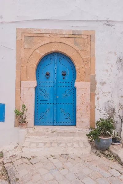 Tradiční staré malované dveře v historické čtvrti nebo medina, Tunisko. — Stock fotografie