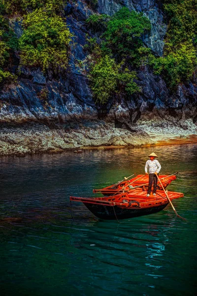 Irriconoscibile donna vietnamita barche a remi che portano i turisti che viaggiano all'interno di grotta calcarea con isola calcarea in background in estate a Halong Bay. Vietnam . — Foto Stock