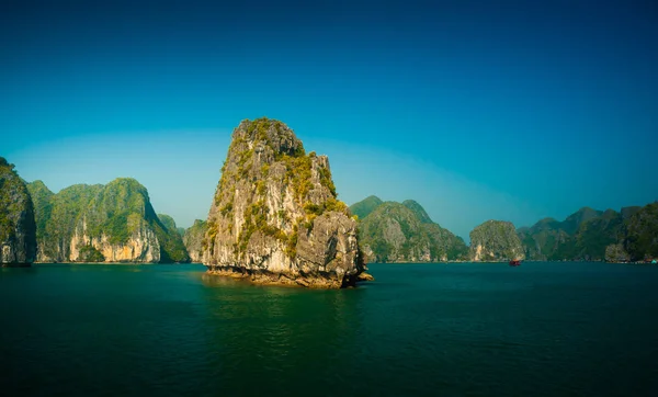 Vietnam Bahía de Halong hermoso paisaje puesta del sol — Foto de Stock