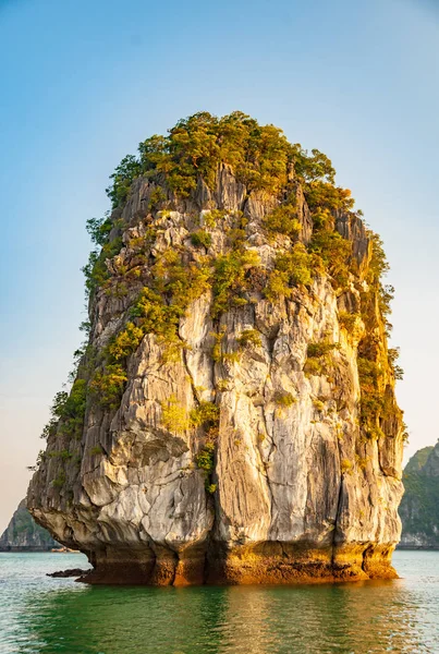 Vietnam Halong Bucht schöne Landschaft bei Sonnenuntergang — Stockfoto