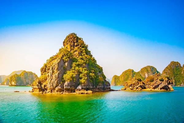 Vietnam Halong Bay beautiful sunset landscape — Stock Photo, Image