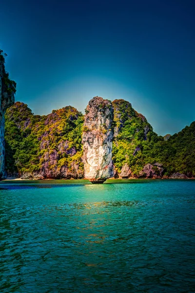 Vietnam halong viken vacker solnedgång landskap — Stockfoto