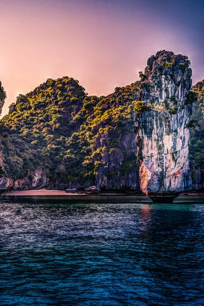 Vietnam halong viken vacker solnedgång landskap — Stockfoto
