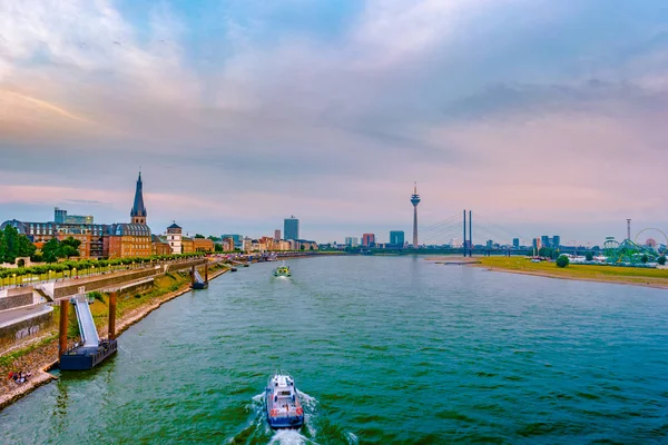 Vue sur la ville skyline centre de Düsseldorf depuis le Rhin, Düsselfdorf Allemagne — Photo